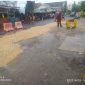 Foto: terlihat pekerja tambal sulam mengerjakan jalan rusak di Pintu masuk pasar anum sebelah  barat 