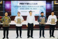 Foto: Bupati Sumenep, Ra Achmad Fauzi saat menerima WTP dari BPK RI (Istimewa)