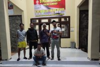 Foto: tersangka mursaleh (duduk bawah) saat diamankan di mapolsek kangayan kepulauan kangen. (Istimewa)