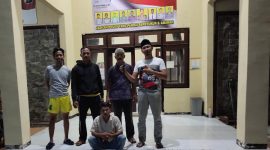 Foto: tersangka mursaleh (duduk bawah) saat diamankan di mapolsek kangayan kepulauan kangen. (Istimewa) 