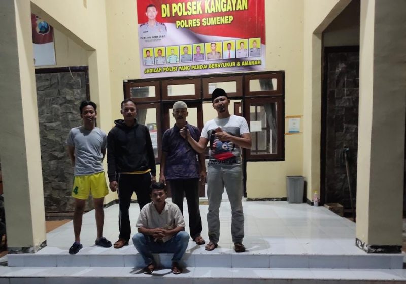 Foto: tersangka mursaleh (duduk bawah) saat diamankan di mapolsek kangayan kepulauan kangen. (Istimewa) 