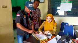 Foto: Ketua Lembaga KPK Mawil Sumenep saat menyerahkan surat Dumas terkait hasil pemilihan BPD Desa Kalianget Barat. (istimewa) 