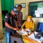 Foto: Ketua Lembaga KPK Mawil Sumenep saat menyerahkan surat Dumas terkait hasil pemilihan BPD Desa Kalianget Barat. (istimewa) 