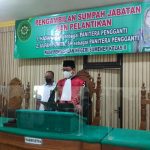 Foto: Ketua Pengadilan Negeri Sumenep, Arie Andhika Adikresna SH M.H. saat membacakan petikan SK Hasan Basri dan Ulfah Yunita, SH sebagai Panitera Pengganti.
