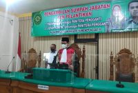 Foto: Ketua Pengadilan Negeri Sumenep, Arie Andhika Adikresna SH M.H. saat membacakan petikan SK Hasan Basri dan Ulfah Yunita, SH sebagai Panitera Pengganti.