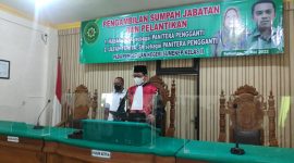 Foto: Ketua Pengadilan Negeri Sumenep, Arie Andhika Adikresna SH M.H. saat membacakan petikan SK Hasan Basri dan Ulfah Yunita, SH sebagai Panitera Pengganti. 