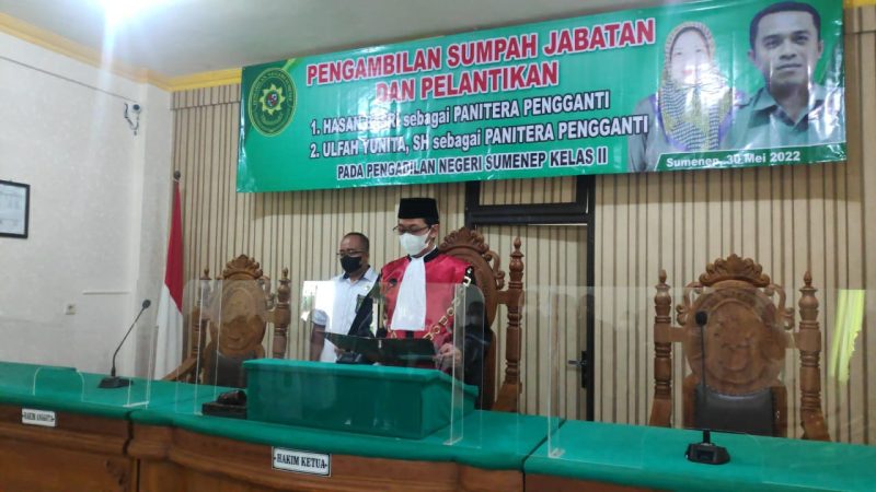 Foto: Ketua Pengadilan Negeri Sumenep, Arie Andhika Adikresna SH M.H. saat membacakan petikan SK Hasan Basri dan Ulfah Yunita, SH sebagai Panitera Pengganti. 