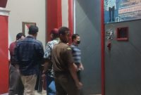 Foto: Terpidana saat diantar kerumah tahanan kelas IIB Sumenep oleh jaksa kejaksaan negeri Sumenep. (Istimewa)