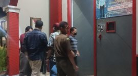 Foto: Terpidana saat diantar kerumah tahanan kelas IIB Sumenep oleh jaksa kejaksaan negeri Sumenep. (Istimewa) 