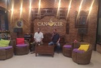 Foto: Joni Junaidi Kepala Desa Sapeken saat Konfrensi Pers dengan awak media.