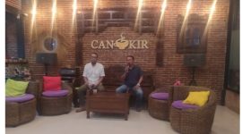 Foto: Joni Junaidi Kepala Desa Sapeken saat Konfrensi Pers dengan awak media. 