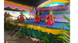 Foto: Tari Muang sangkal Sambutan kehadiran Bupati Sumenep di tempat wisata bukit tawap, Desa Pagarbatu, Kecamatan Saronggi. 