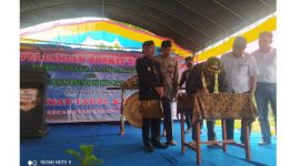 Foto: Bupati Sumenep menanda tangani prasasti bukit tawap desa Pagarbatu, Kecamatan saronggi