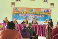 Foto: Endang Agus Sulasmi Kepala Sekolah SMPN 4 Sumenep didampingi dewan guru menggelar pertemuan bersama wali murid.