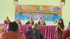 Foto: Endang Agus Sulasmi Kepala Sekolah SMPN 4 Sumenep didampingi dewan guru menggelar pertemuan bersama wali murid. 