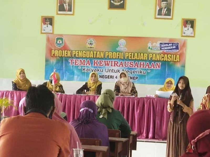 Foto: Endang Agus Sulasmi Kepala Sekolah SMPN 4 Sumenep didampingi dewan guru menggelar pertemuan bersama wali murid.