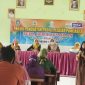 Foto: Endang Agus Sulasmi Kepala Sekolah SMPN 4 Sumenep didampingi dewan guru menggelar pertemuan bersama wali murid. 