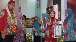 Foto: Bupati Sumenep didampingi istri tercinta menyerahkan hadiah kepada desa dalam rangka perlombaan desa dan kelurahan serta lomba 10 program pokok PKK