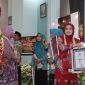 Foto: Bupati Sumenep didampingi istri tercinta menyerahkan hadiah kepada desa dalam rangka perlombaan desa dan kelurahan serta lomba 10 program pokok PKK