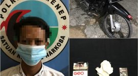 Foto: AF berikut barang buktinya saat diamankan di kantor Satresnarkoba polres sumenep. (Istimewa) 