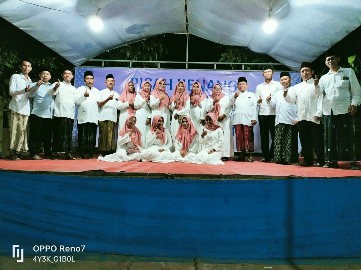 Foto: Foto bersama seluruh jajaran dewan guru SDN. Daramista II Kecamatan Lenteng, Sumenep. (Istimewa)