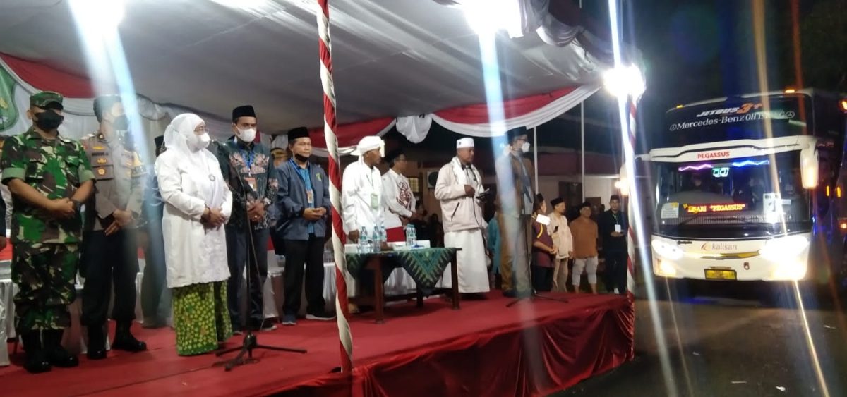 Foto: Wakil Bupati Sumenep, Nyai Hj. Dewi Khalifah, melepas calon jamaah haji asal Kabupaten sumenep yang bertempat di Gedung Olahraga (GOR) A. Yani Panglegur, Sumenep