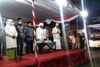 Foto: Wakil Bupati Sumenep, Nyai Hj. Dewi Khalifah, melepas calon jamaah haji asal Kabupaten sumenep yang bertempat di Gedung Olahraga (GOR) A. Yani Panglegur, Sumenep