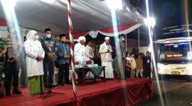 Foto: Wakil Bupati Sumenep, Nyai Hj. Dewi Khalifah, melepas calon jamaah haji asal Kabupaten sumenep yang bertempat di Gedung Olahraga (GOR) A. Yani Panglegur, Sumenep