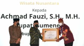 Foto: Bupati Sumenep, Achmad Fauzi Menerima Penghargaan dari kementrian PDTT. 