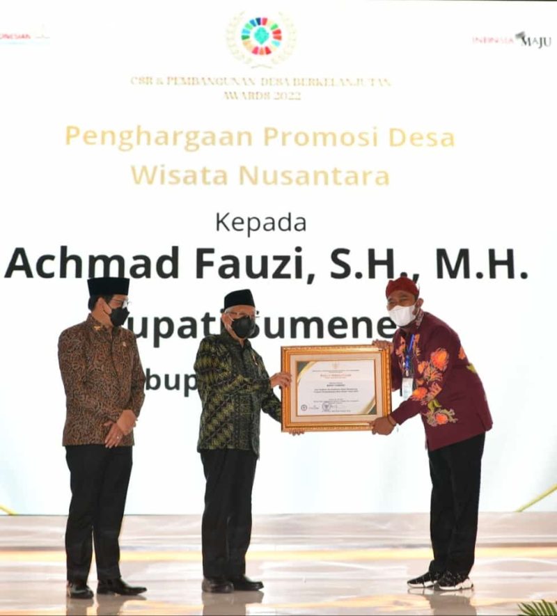 Foto: Bupati Sumenep, Achmad Fauzi Menerima Penghargaan dari kementrian PDTT.
