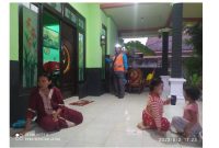 Foto: Petugas PLN saat memperbaiki gangguan instalasi listrik disalah satu rumah di Desa Jambu, Kecamatan Lenteng