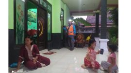 Foto: Petugas PLN saat memperbaiki gangguan instalasi listrik disalah satu rumah di Desa Jambu, Kecamatan Lenteng