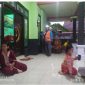 Foto: Petugas PLN saat memperbaiki gangguan instalasi listrik disalah satu rumah di Desa Jambu, Kecamatan Lenteng
