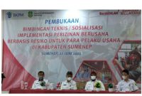 Foto: Bupati Sumenep ,Achmad Fauzi didampingi Sekretaris Daerah membuka acara sosialisasi yang diikuti para pelaku usaha