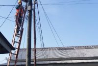 Foto: Petugas PLN Sumenep saat memperbaiki instalasi listrik di Desa Parsanga. (Istimewa) 