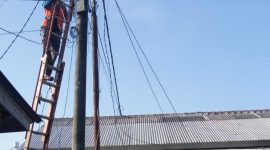 Foto: Petugas PLN Sumenep saat memperbaiki instalasi listrik di Desa Parsanga. (Istimewa) 