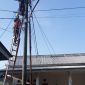 Foto: Petugas PLN Sumenep saat memperbaiki instalasi listrik di Desa Parsanga. (Istimewa) 