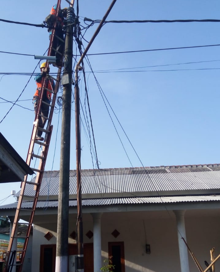 Foto: Petugas PLN Sumenep saat memperbaiki instalasi listrik di Desa Parsanga. (Istimewa)