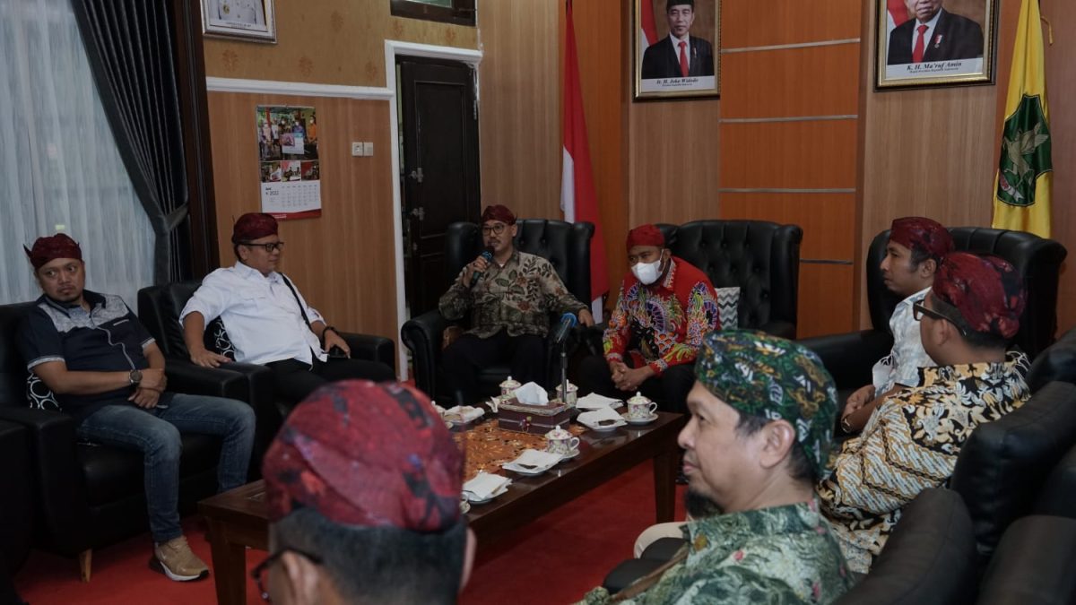 Foto: Terlihat santai bupati Sumenep berdialog dengan Staf Khusus Wakil Presiden RI Bidang Ekonomi dan Keuangan