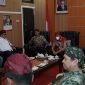 Foto: Terlihat santai bupati Sumenep berdialog dengan Staf Khusus Wakil Presiden RI Bidang Ekonomi dan Keuangan  