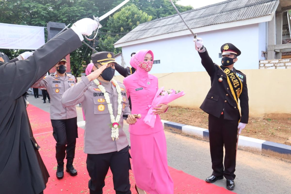 Foto: AKBP Edo Satya Kentriko didampingi istri saat pisah sambut di polres Sumenep.
