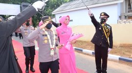 Foto: AKBP Edo Satya Kentriko didampingi istri saat pisah sambut di polres Sumenep. 
