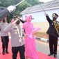 Foto: AKBP Edo Satya Kentriko didampingi istri saat pisah sambut di polres Sumenep. 