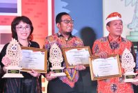 Foto: Bupati Sumenep Ra Achmad Fauzi menerima penghargaan dari Dekopin