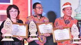 Foto: Bupati Sumenep Ra Achmad Fauzi menerima penghargaan dari Dekopin