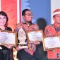 Foto: Bupati Sumenep Ra Achmad Fauzi menerima penghargaan dari Dekopin
