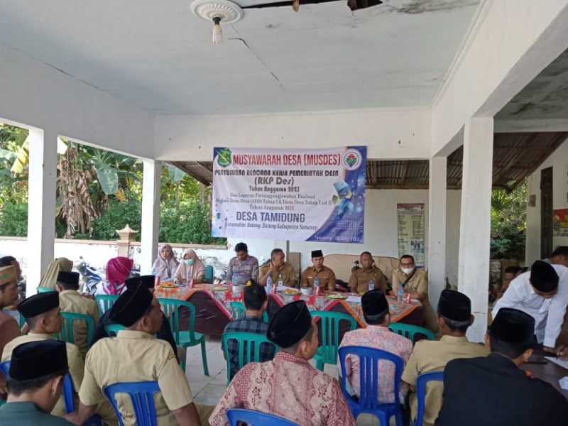 Foto: Abd Basith, Kades Tamidung didampingi Forpimka Batang-Batang saat menggelar Musdes di Balai Desa Tamidung. (istimewa)