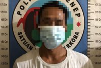 Foto:Tersangka N saat diamankan dikantor satresnarkoba polres sumenep
