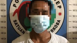 Foto:Tersangka N saat diamankan dikantor satresnarkoba polres sumenep