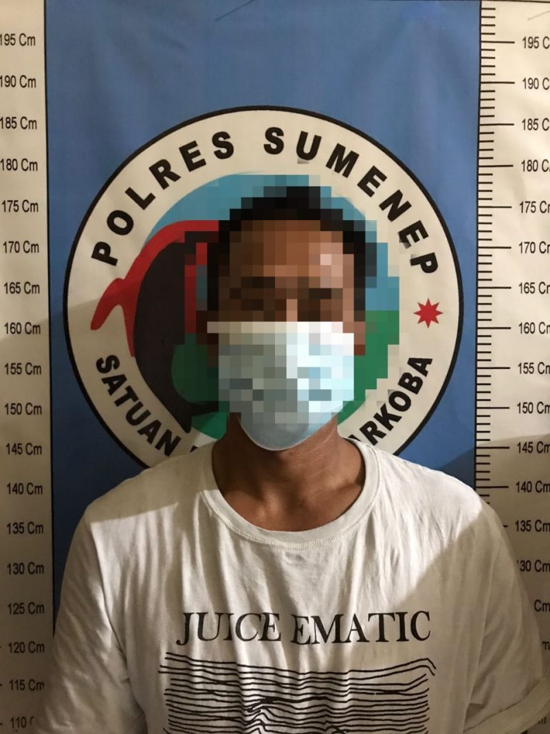 Foto:Tersangka N saat diamankan dikantor satresnarkoba polres sumenep